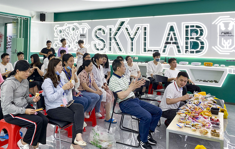 SKYLAB 2022年第一季度生日会_展厅划船，我们都是老船长